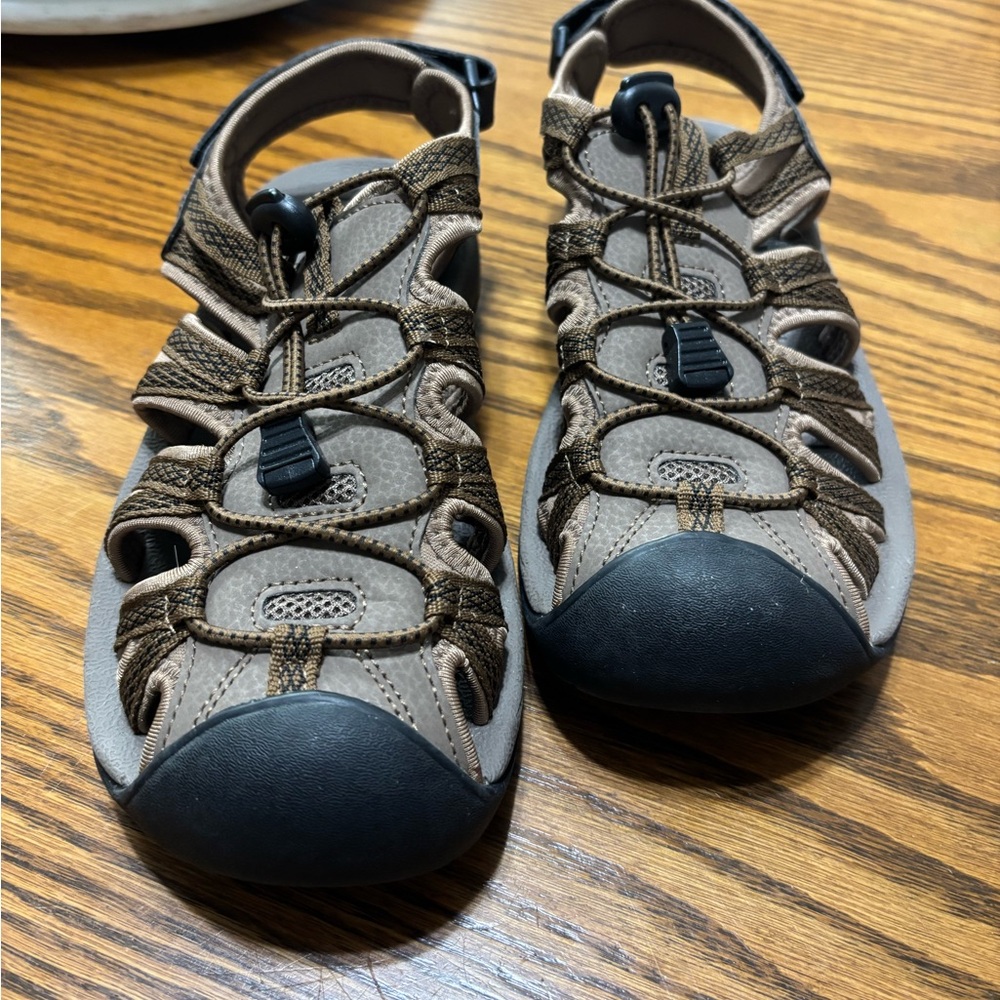Dream Pairs Active Sandals
Size 8
Gently worn